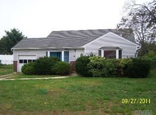 24 Oakland Ave, Deer Park, NY