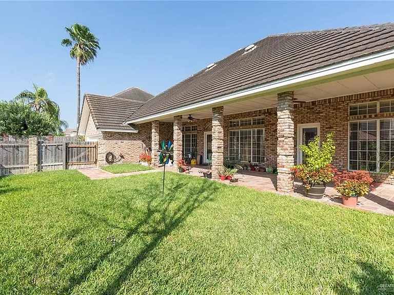2110 Pecos St — Photo 16