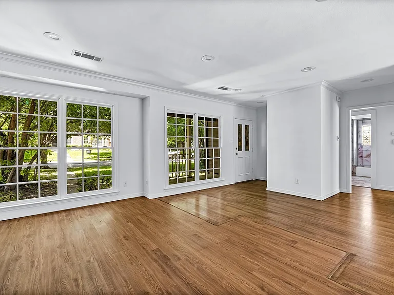 2833 Dyer St — Photo 3