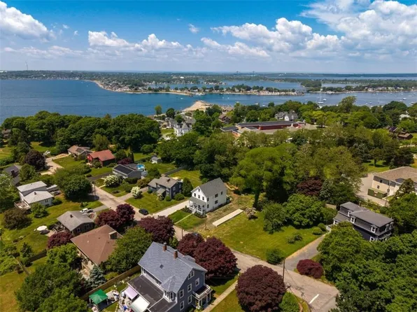 22 Farnsworth Ave, Tiverton, RI 02878