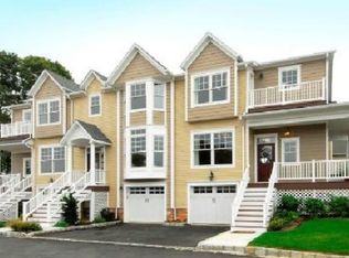 9 Rosebud Ln, Babylon, NY 11702