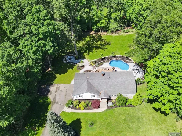 18 Stuyvesant Rd, Montvale, NJ 07645