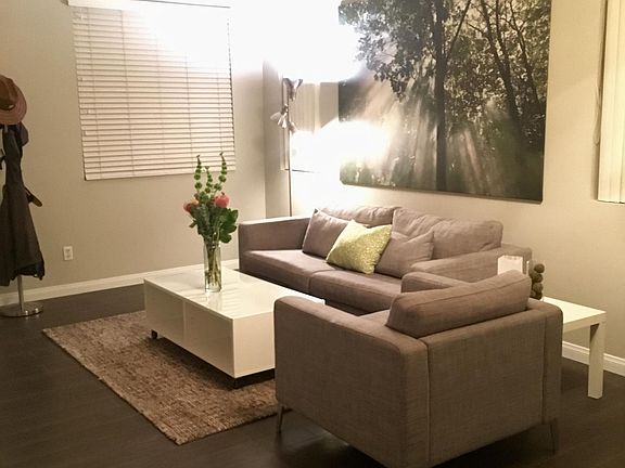 Living room w/vaulted ceiling