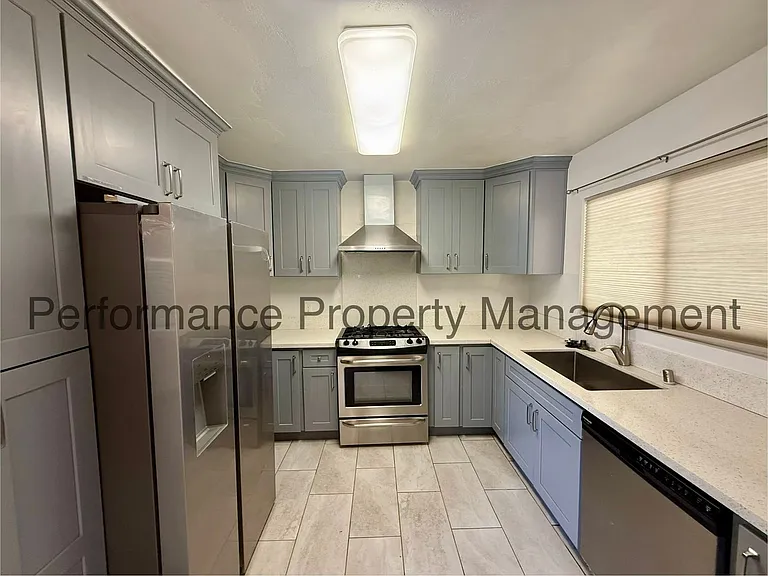 1220 Sylvia Dr — Photo 4