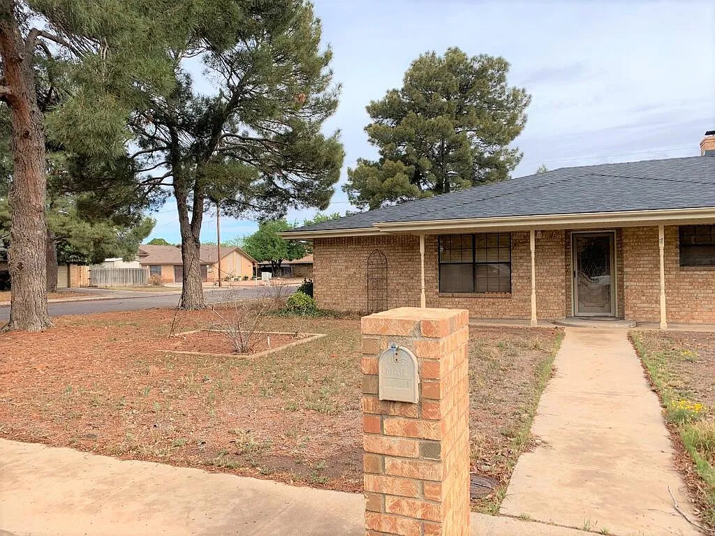 3 bed, 2.0 bath, 2000 sqft, $2,500 — Photo 2