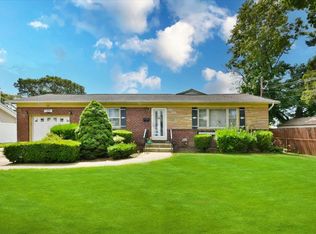212 N Cedar St, Massapequa, NY 11758