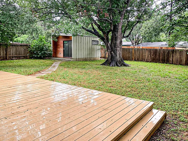 2704 Nottingham Ln — Photo 23