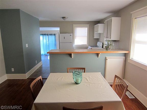 4th image of 136 Eldredge St
