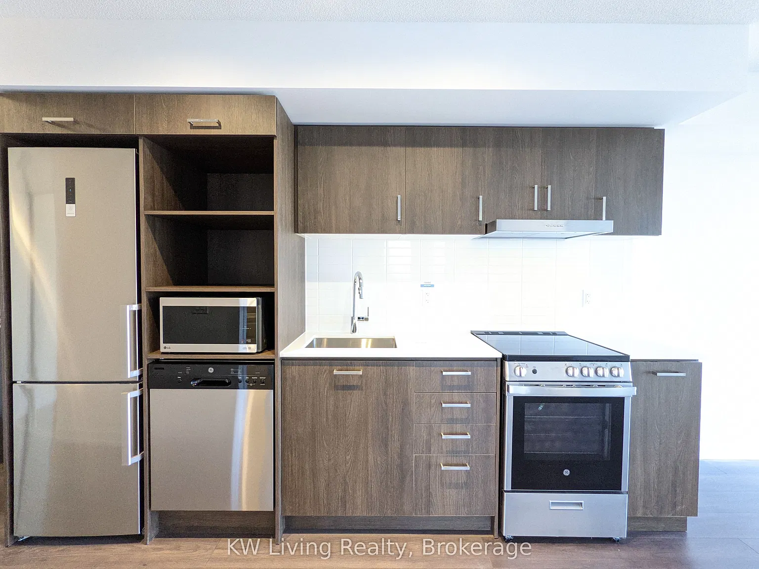 219 Dundas St E — Photo 3