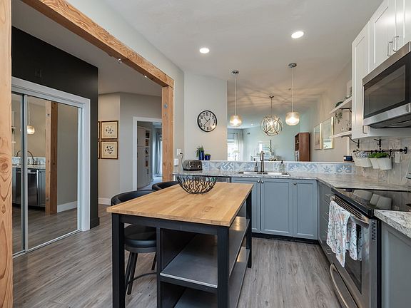 4th image of 4733 River Rd W #204