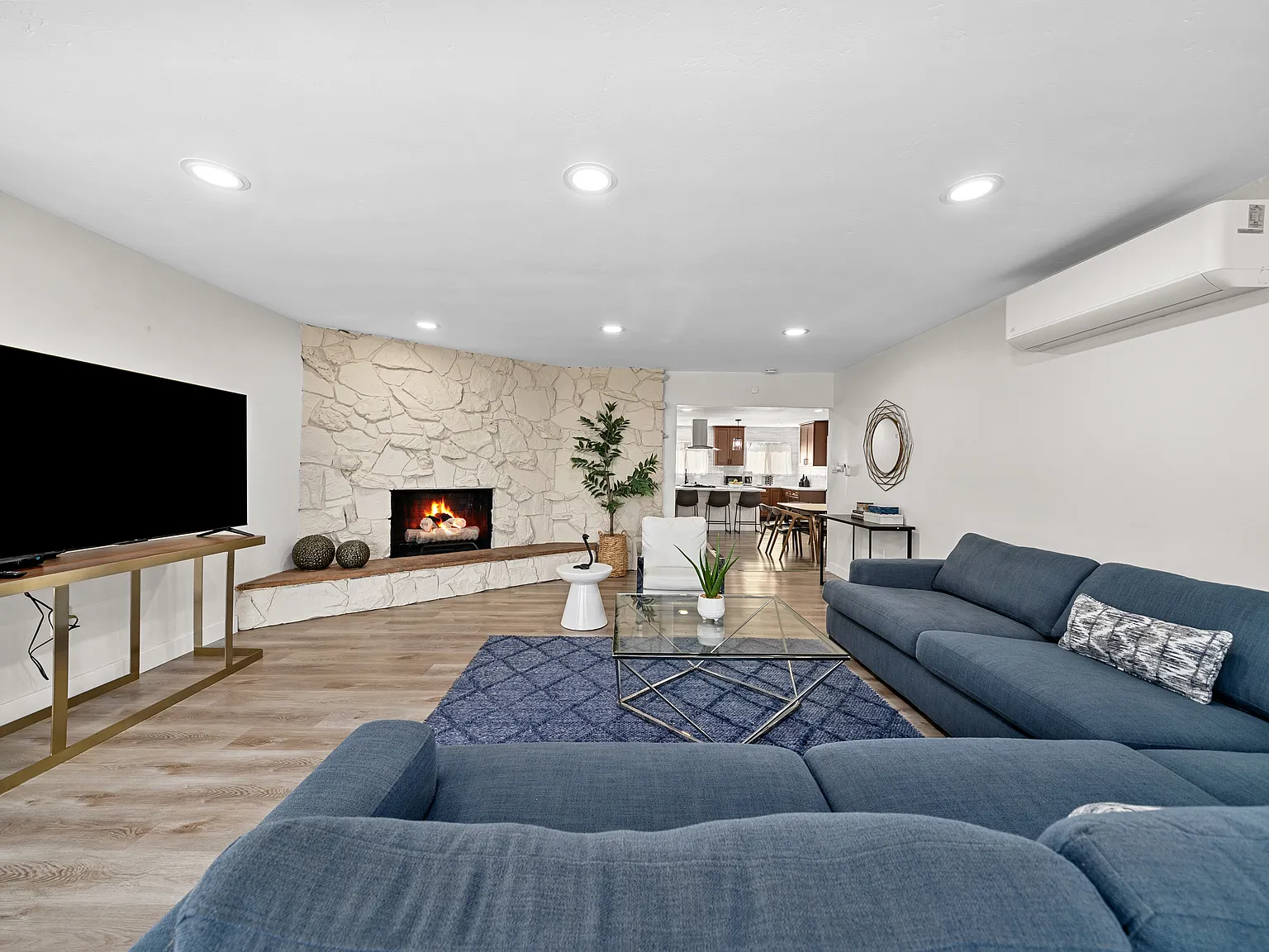 4 bed, $8,500 — Photo 1