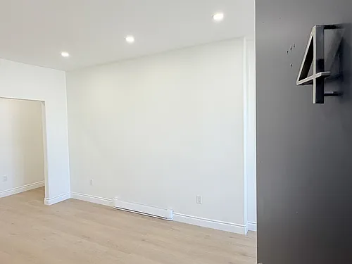 691 Ouellette Ave #4 Photo 1