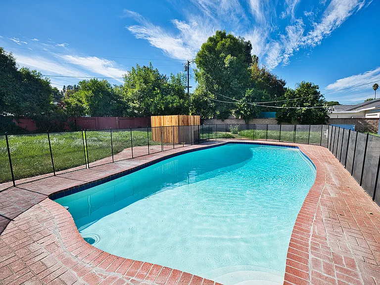 23220 Sylvan St — Photo 29