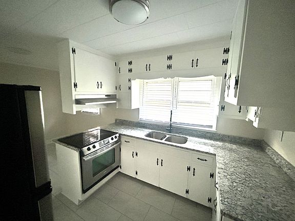 4th image of 158 Snead Ave