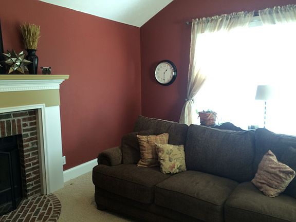 Family rm w/vaulted ceiling