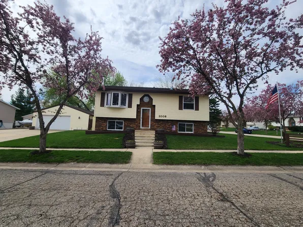2008 46th St NW, Rochester, MN 55901