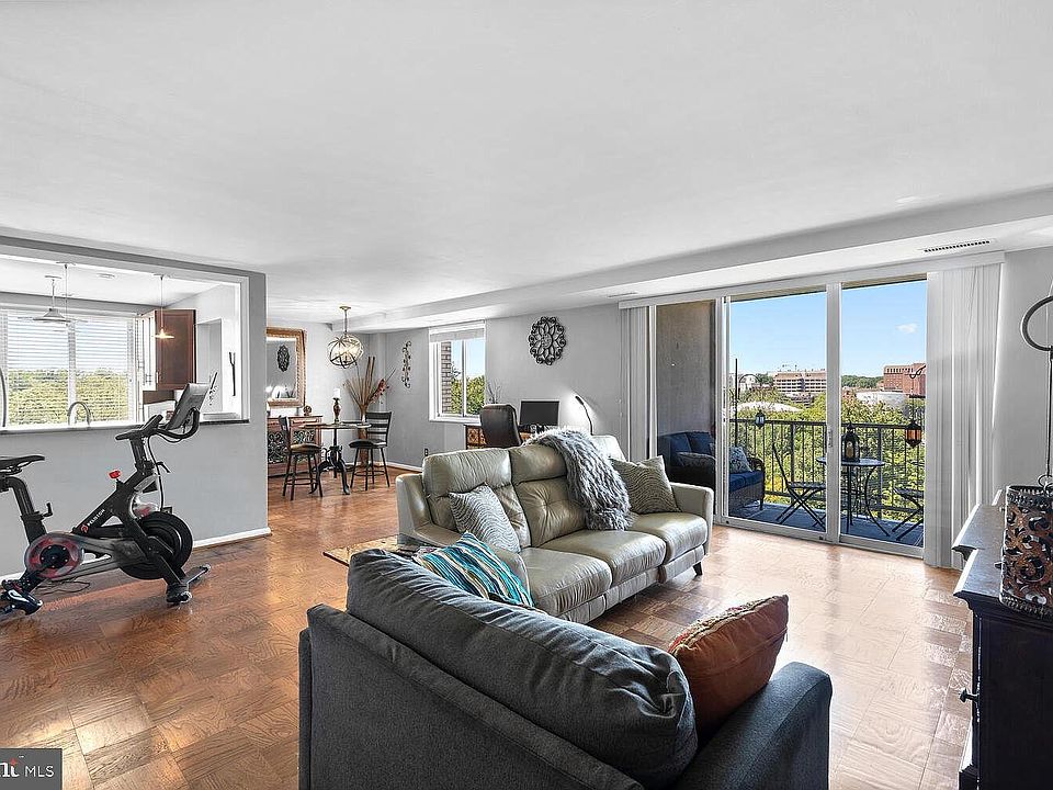 Large, open floor layout living area
