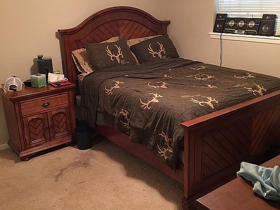 Bedroom (queen bed in room)