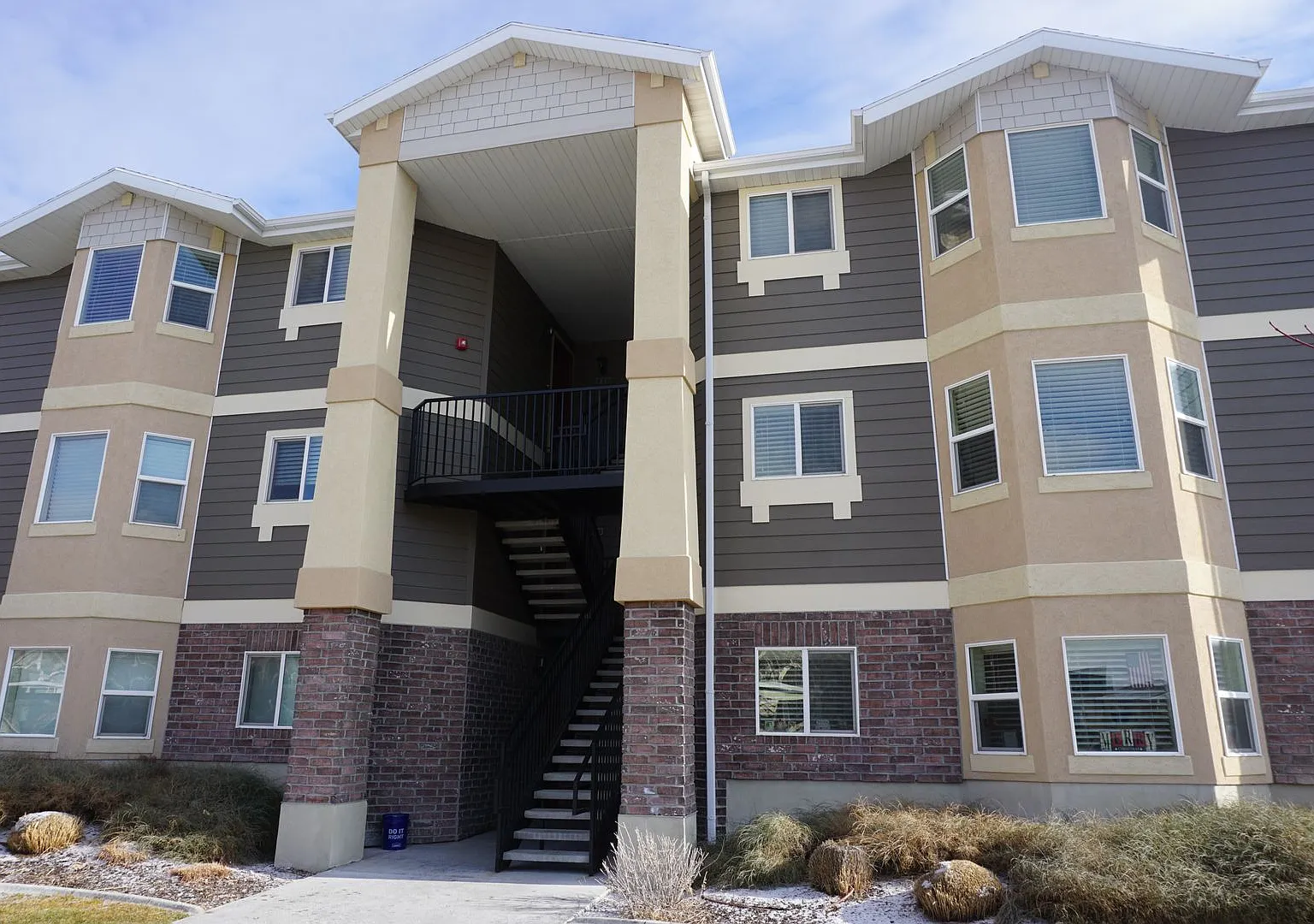 Pet Friendly Sandy 3 Bedroom Condo — Photo 1