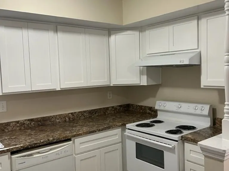 481 Woodview Dr — Photo 9