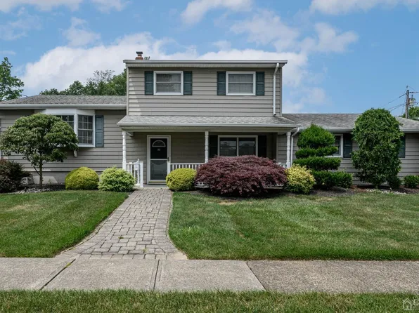 33 Alpine Pl, Colonia, NJ 07067