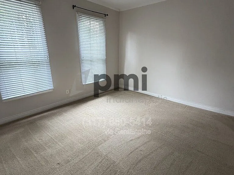 233 N East St — Photo 39