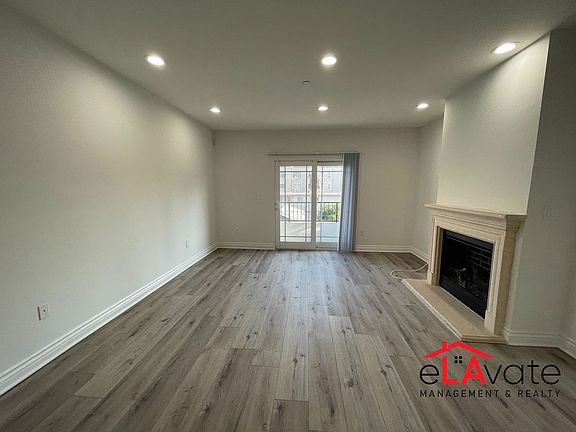 2nd image of 147 S Doheny Dr #97392ae8f