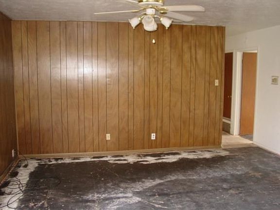 3rd image of 105 Bristol Dr