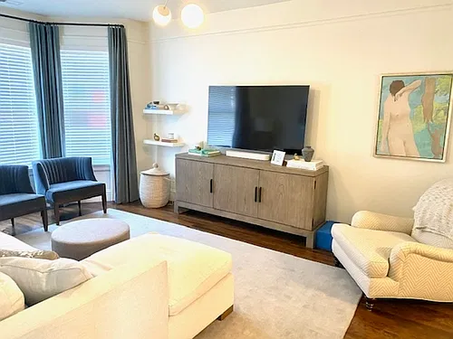 Renovated Top Floor 2BD/1.4BA Flat w/ Hwd, In Unit Laundry & Balcony at Presidio Heights — Photo 2