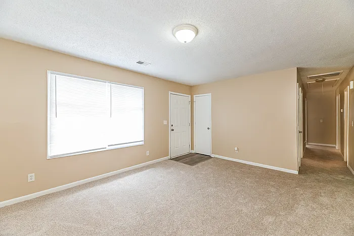 3 bed, 1.0 bath, 1050 sqft, $1,895 — Photo 3