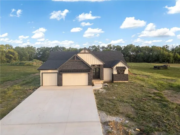 811 Eve Orchid Dr, Greenwood, MO 64034