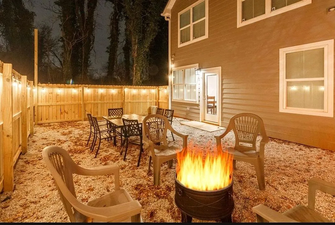 3 bed, 2.5 bath, 1295 sqft, $2,400 — Photo 3