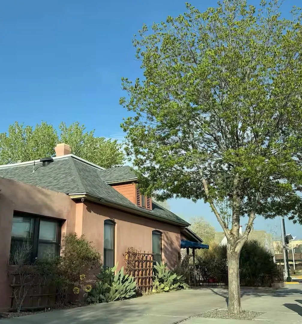 Historic Home 2 Bedroom +office 2 Baths, and Off street Parking — Photo 2