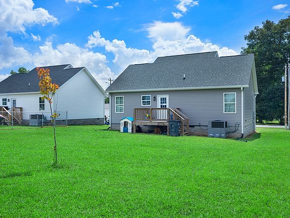 3rd image of 470 Meadowbrook Dr
