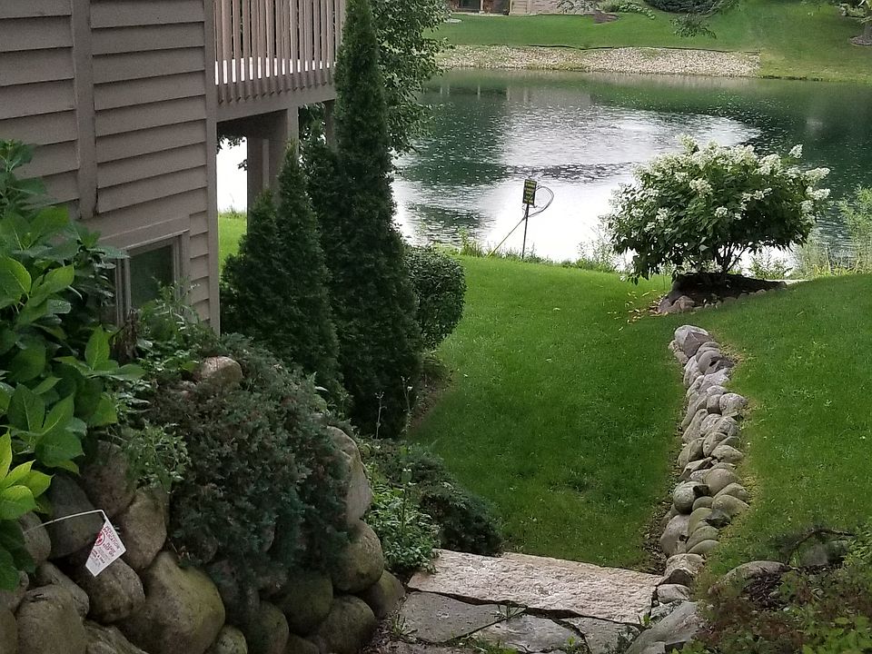 Path on side to pond1