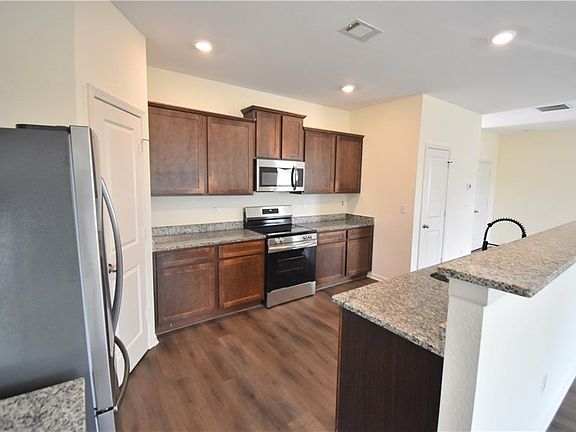 4th image of 402 Merigold Way