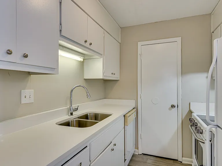 Emmanuel Place Apartments — Photo 16