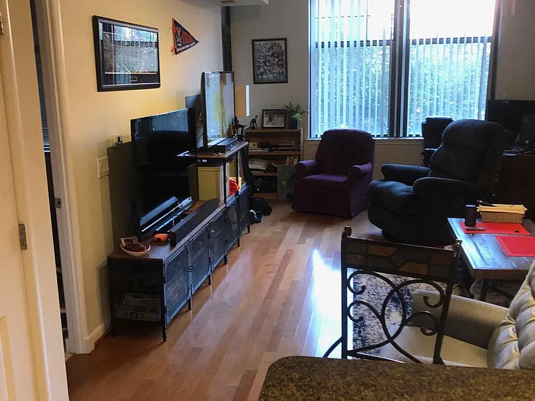 1021 N Garfield St #215 — Photo 2