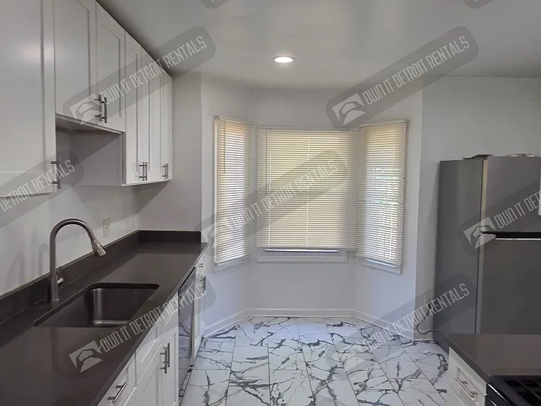 3 bed, 1.0 bath, 1277 sqft, $1,020 — Photo 8
