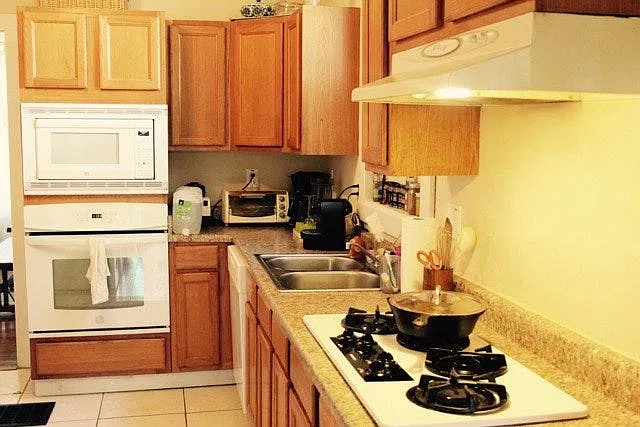 526 Boulevard Place NE — Photo 2
