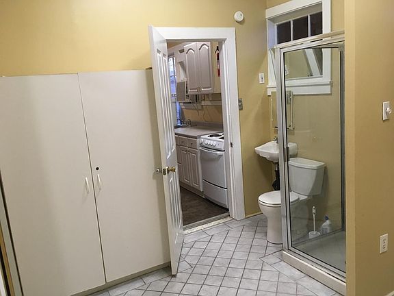 Bedroom/Bathroom