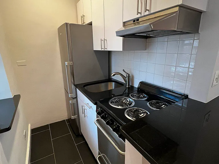 370 E 69th St #4C — Photo 3