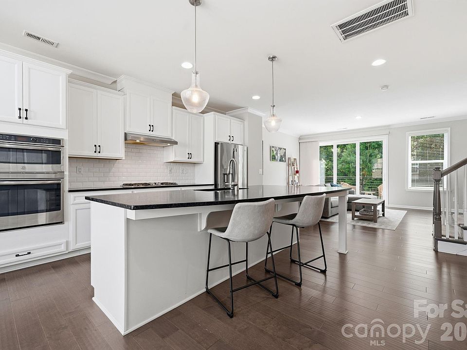 1st image of 507 Upper Stone Cres