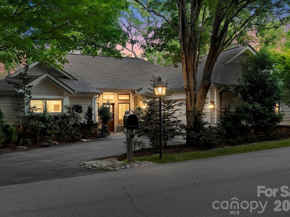 1st image of 8 Spring Ridge Ln