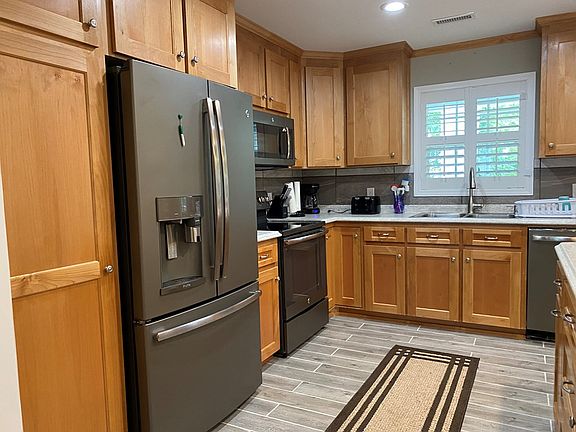 3rd image of 228 Garden Lakes Dr
