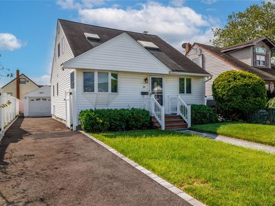 39 E Hollywood Avenue, Lindenhurst, NY, 11757