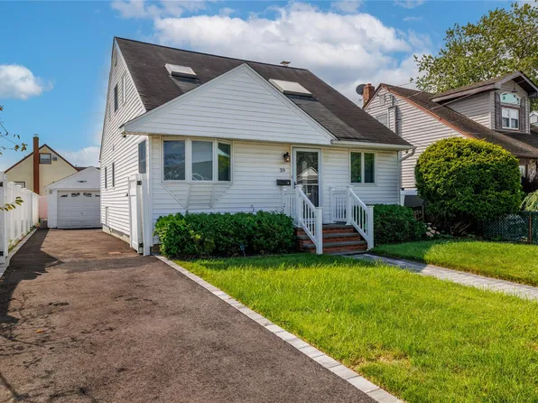 39 E Hollywood Avenue, Lindenhurst, NY 11757