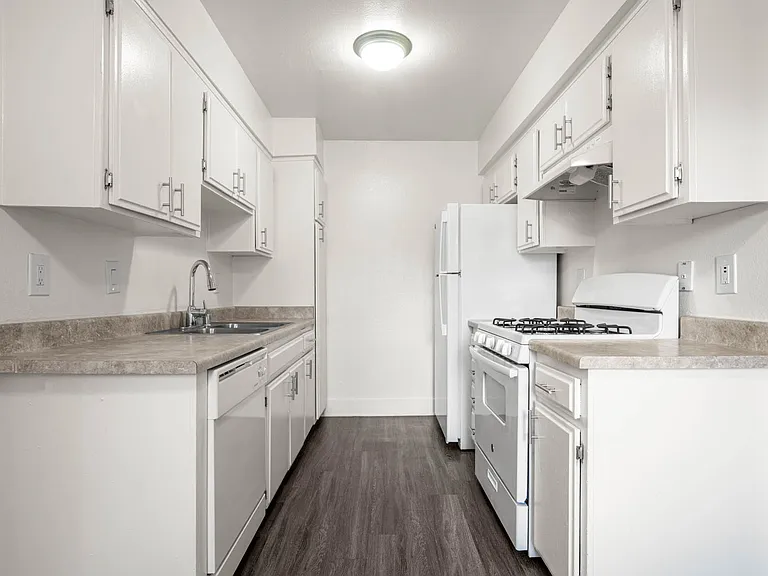 Parkwood Apartments — Photo 13