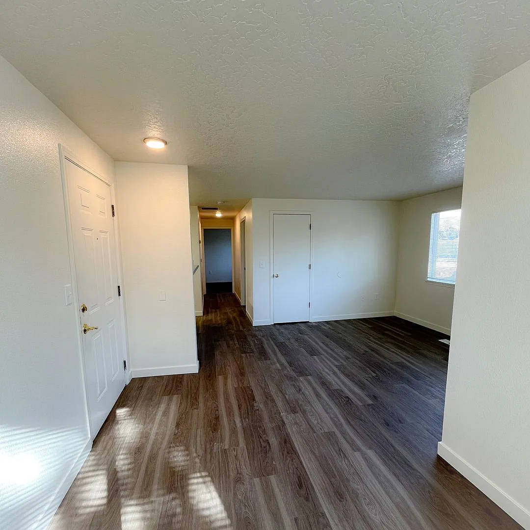 Building Photo - 109 - Brentwood