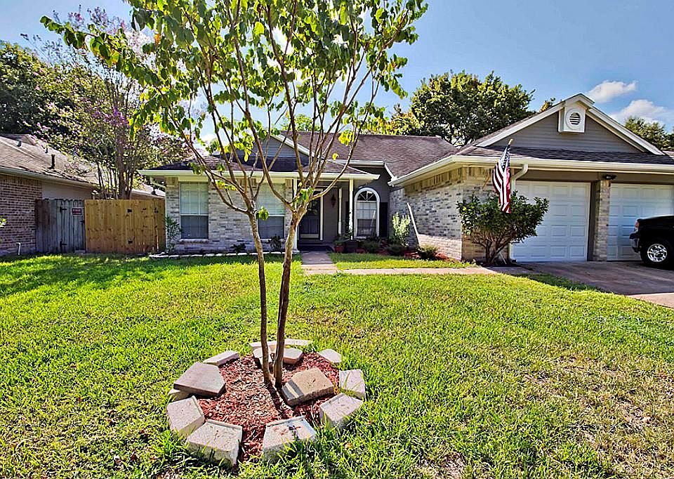 2nd image of 15643 Pebble Lake Dr